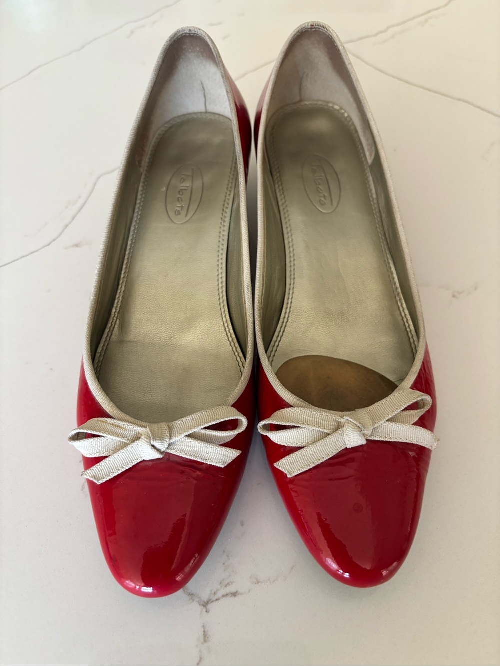 Red patent leather point toe bowed kitten heels Adorable! 7.5